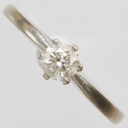 Enstensring med diamant 1 x 0,50ct enligt gravyr, ca.W (H) / SI1, stl:18½-18¾, bredd: 2-6mm, GHA, avklippt skena, skev, vitguld, 18K Vikt: 4,7 g