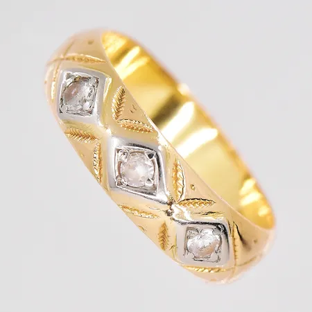 Ring stl:17 bredd 5,3mm gravyr skadade stenar 18K Vikt: 5 g