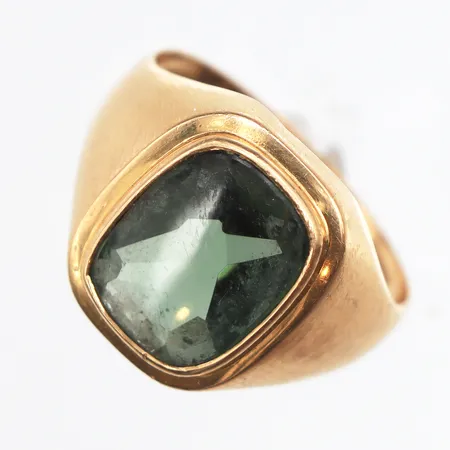 Ring med grön sten, stl:18¾, bredd ca 2,4-15,1mm, 18K. Vikt: 4,5 g