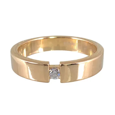 Diamantring i 18K guld Diamant 0,05ct - graverat på skenans insida, Schalins Ringar AB (SCH), svensk kontrollstämpel, stl:16¾ mm, bredd 4 mm, gravyr (borttag av gravyr ingår), fint skick Vikt: 5,5 g