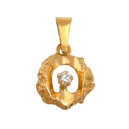 Hänge i 18K guld med vit sten, delvis strukturmönstrad modell, längd inkl. ögla 17 mm, bredd 10 mm, fint skick, sten utan anmärkning Vikt: 1 g