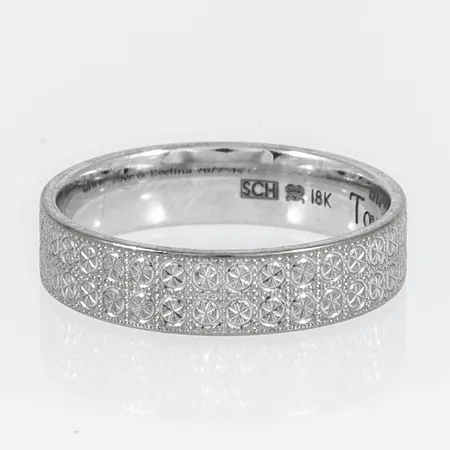 Ring mönstrad stl:18¾ bredd 5mm, gravyr, vitguld 18K 5,8g.