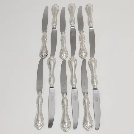 12 Smörgåsknivar modell: Olga, längd: 183mm, knivblad i rostfritt stål, C.G Hallbergs Guldsmeds Ab, Stockholm, 1946, mindre repor, silver 830/1000, bruttovikt 573,7g Vikt: 573,7 g