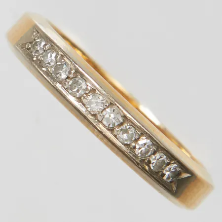 Allliansring med 10 diamanter 0,12ctv enligt gravyr, 8/8-slipade, stl:16½, bredd: 3,3-3,4mm, svenska stämplar, personlig gravyr, repor, 18K Vikt: 3,6 g
