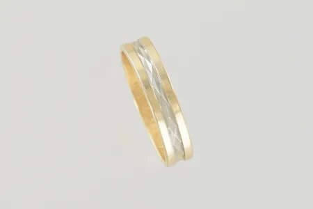 Ring stl:20½ bredd 4,7 mm, graverad 18K  Vikt: 5 g