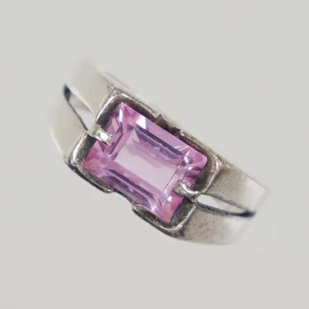 Ring med rosa sten stl 16½, bredd 2,8-6,8mm, silver Vikt: 3,5 g