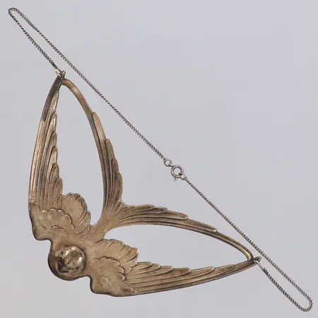 Collier med duva, längd 40cm, hänget ca 12,5cm, vitmetall/830/1000 silver. Brutttovikt 30,6g Vikt: 0 g