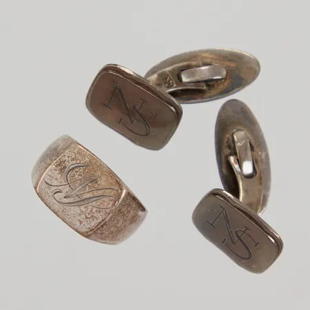 Ett par manschettknappar med gravyr, en klackring stl 17½ med gravyr, silver Vikt: 16 g