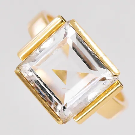 Ring stl:17½ bergkristall bredd 11,8mm gravyr 18K Vikt: 6,4 g
