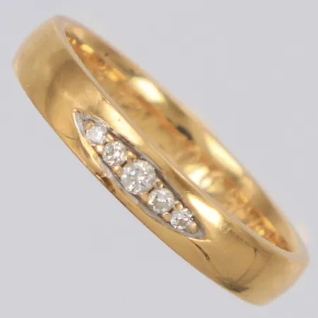 Ring med diamanter 1 x ca. 0,03 + 2 x ca. 0,02 + 2 x va. 0,01ct, stl:18¼, bredd 3,8mm, gravyr, 18K Vikt: 4,9 g