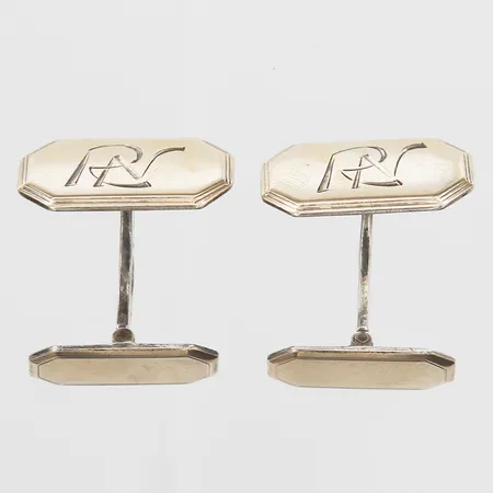 Ett par manschettknappar med monogramgravyr R.N, tillverkade av Gustaf Dahlgren & co, Malmö 1942, silver 830/1000 Vikt: 8,9 g