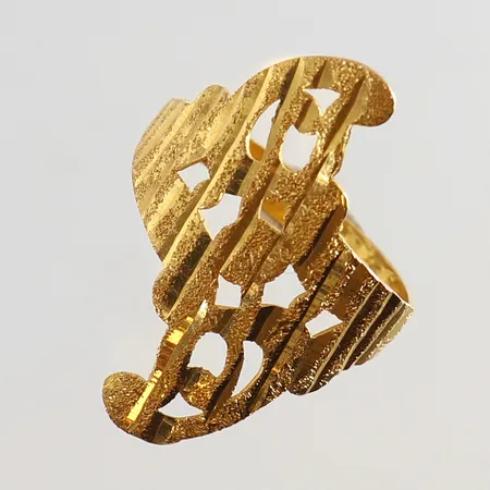 Ring med genombruten dekor stl:17¾ bredd 3,4-28mm 21K. Vikt: 3,4 g