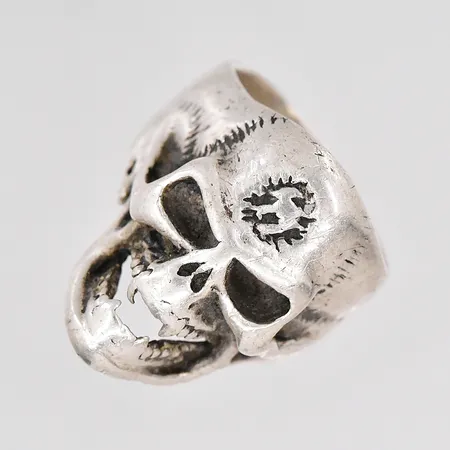 Ring döskalle ca stl:19½ skev skena silver 925/1000 Vikt: 22,5 g
