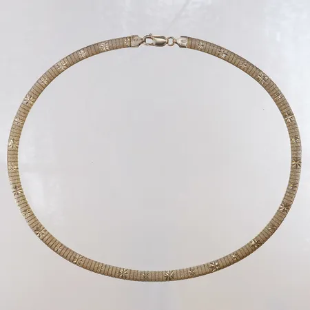 Collier med dekor halvstelt längd 43cm bredd 6mm bucklig Silver 925/1000. Vikt: 24,1 g