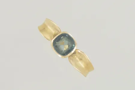 Ring med grön sten stl:17,25 mm bredd 6 mm,18K Vikt: 1,4 g