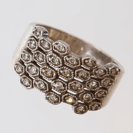 Ring med vita stenar stl:16¾ bredd 10mm silver 925/1000 Vikt: 5,2 g