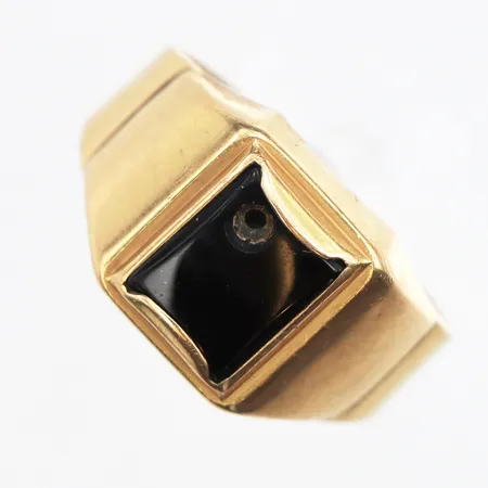 Klackring med onyx, stl:20, bredd ca 3,4-12,4mm, liten sten saknas, ojämn skena, 18K. Vikt: 5,6 g