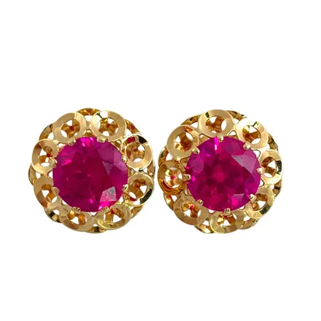 Örhängen i 14K guld med Rubiner Ø7 mm, sannolikt Finland, örhängenas diameter 12 mm, uppbyggnad 6,5 mm, originalploppar märkta TPR, fint skick, stenar utan anmärkning Vikt: 2,2 g