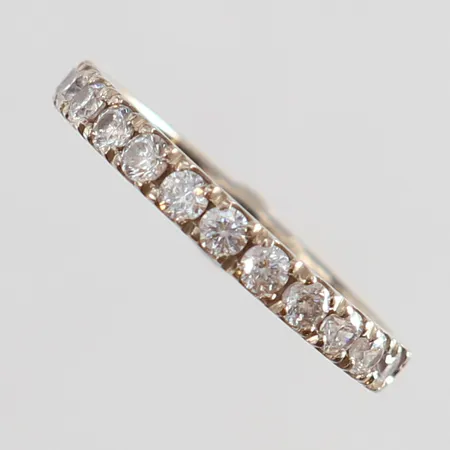 Ring med vita stenar stl:15 bredd 2mm behov av omrodiering vitguld 18K. Vikt: 2 g