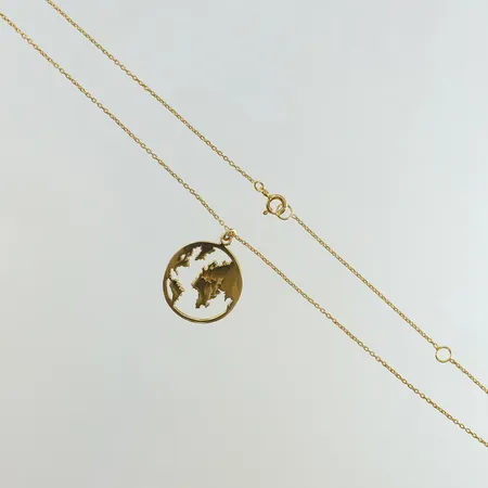 Collier med världskarta längd 40-45cm bredd 0,5-18,5mm förgyllt Silver 925/1000. Vikt: 3,4 g