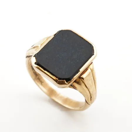 Ring m svart sten, stl 19½(91), bredd 16mm, 14k Vikt: 6,4 g