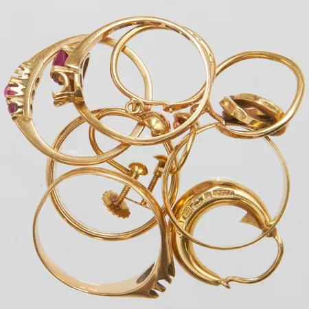 Diverse guld defekt saknar stenar, syntetiska stenar, 18K, bruttovikt 15,3g Vikt: 15,3 g