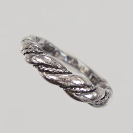 Ring stl 15, bredd 1,8-4mm, 925/1000 silver Vikt: 3,4 g