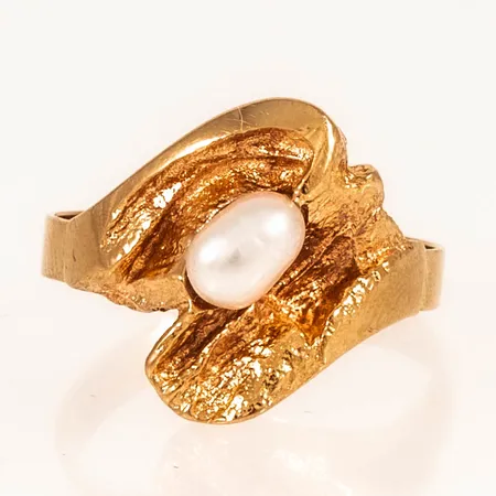 Ring med vildmarksmönster och odlad rispärla stl:17¾ bredd 3-15mm, stämplad RO (Rosin Smycken), 18K 3,7g.