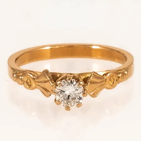 Ring med en briljantslipad diamant ca 0,20ct stl:15½ bredd 2-5mm, 18K 2,6g.