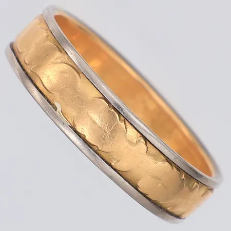 Ingenjörsring stl:21, gravyr, 18K Vikt: 7,2 g