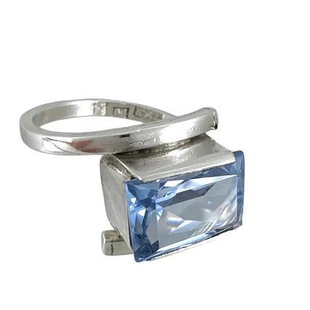 Retro Ring 1960-tal silver, blå Spinell, Torsten Friberg Kristianstad (Guldsmedjan), stl:18¾ mm, bredd 2,4-14 mm, sten mått 12x9 mm, uppbyggnad 7 mm, tillverkad 1969 (T9), fint skick Vikt: 5,6 g