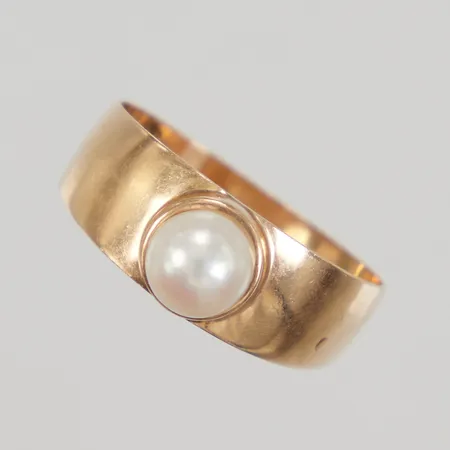 Ring med odlad pärla Ø ca 5mm, stl 17, bredd 3,4-6,9mm, Hallbergs 1968, 18K Vikt: 1,8 g