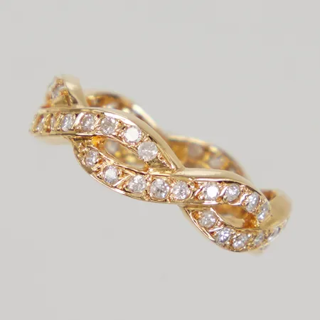 Ring med diamanter ca 70st x ca 0,01ct, varav ca 20st indikerar på syntet, stl 17¼, bredd 5,6mm, ostämplad 18K Vikt: 3,7 g