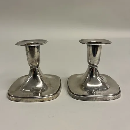 Ett par ljusstakar, höjd 8cm, T.Eldh Ceson, år 1995, fyllda bottnar, gravyr, 830/1000 silver. Bruttovikt 295,2g Vikt: 295,2 g