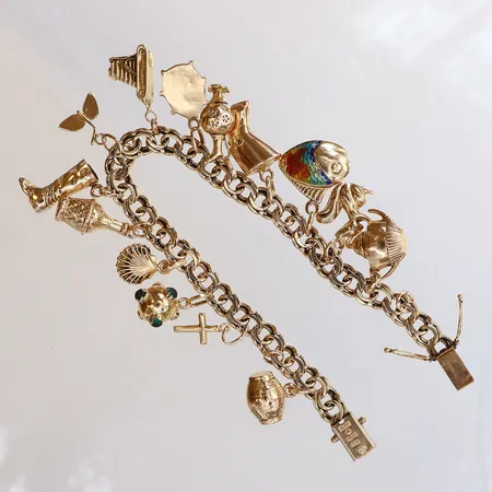 Armband Bismarck med 14 berlocker 19,5cm, bredd 6mm 18K Vikt: 32,9 g