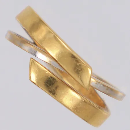 Ring stl:17, GHA, ihålig, bucklor 18K Vikt: 2,9 g