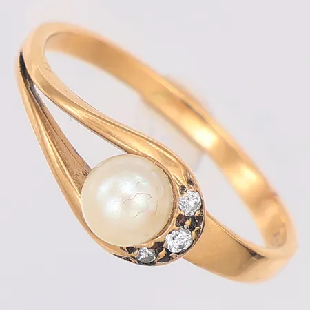 Ring odlad pärla ca Ø5mm & diamanter 0,05ctv enligt gravyr stl:16½, kattfot, 18K Vikt: 2,4 g