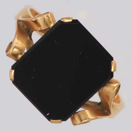Klackring med onyxplatta stl:20½, bredd 14,2mm, Stockholm år 1952, 18K Vikt: 5,8 g