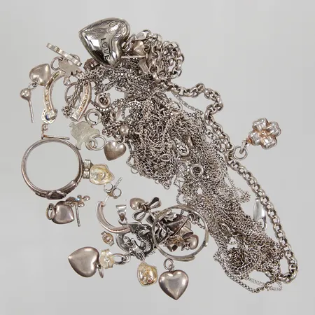 Diverse defekta silversmycken, kedjor av, trassliga, saknar lås, silver Vikt: 58 g