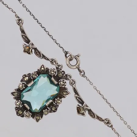 Collier med grön sten, lätt nagg, och markasiter, längd 43cm, bredd 26,2mm, 835/1000 silver Vikt: 8,6 g