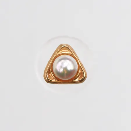 Udda örhänge med odlad pärla, bredd ca 7mm, 18K. Vikt: 0,5 g