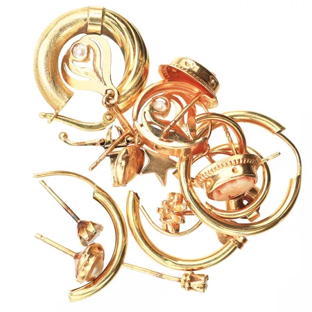Diverse guld, defekter, gravyrer, stenar, 18K. Vikt: 8 g