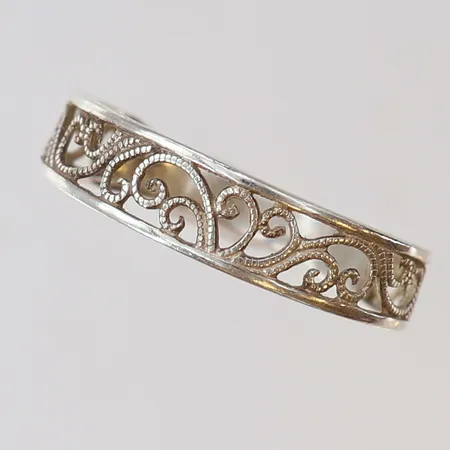 Ring med genombruten mönsterdekor stl:19½ bredd 5mm något skev skena silver 925/1000 Vikt: 1,9 g