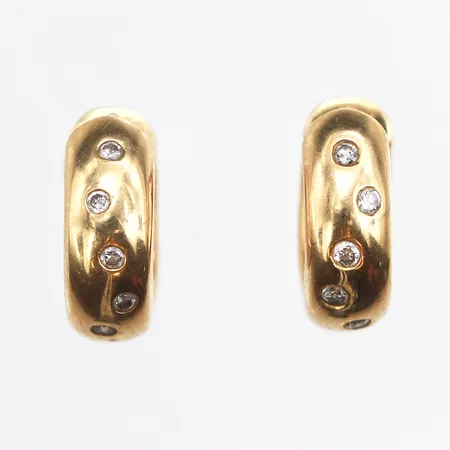 Ett par örhängen med diamanter 10 x 0,01ct, bredd: 4mm, Ø8,3mm, 18K. Vikt: 4,1 g