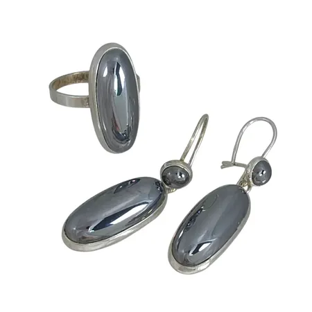 SET - Ring & Örhängen, silver 925/1000, Hematit, stl: 18½ mm, skena bredd 2,5 mm, dekor 24x11 mm, örhängen längd 42 mm, bredd 10,5 mm, stenar utan anmärkning Vikt: 11,4 g