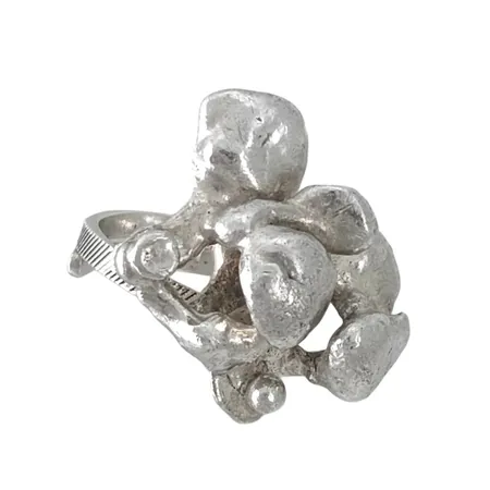 Spektakulär Retro Ring NANDOR KOCSAN EKENÄSGULD (ungersk-svensk silversmed), silver, kraftig modell, stl: 17,5 mm (justerbar storlek), stor dekor ca. 25x24 mm, uppbyggnad 11,5 mm, stämplad ENK Vetlanda 1973 (Y9), fint skick Vikt: 14,2 g