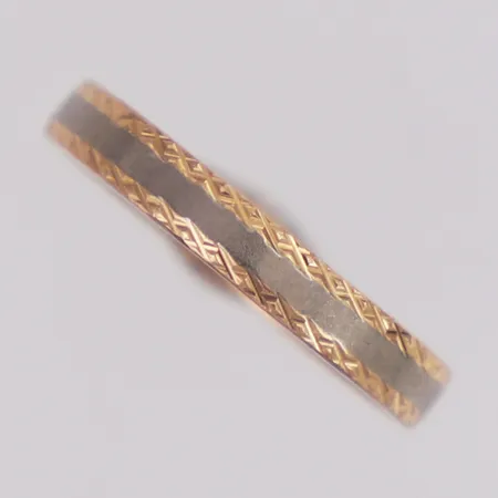Ring mönsterdekor stl:17 bredd 3mm, gravyr 18K Vikt: 2,3 g