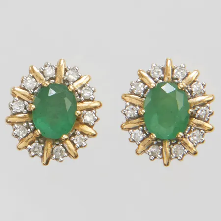 Karmoséörhängen med smaragder ca.5x4mm samt diamanter 20 x ca.0,003ct, 8/8-slipade, 9,6x8,3mm, GHA, omaka snurrebussar varav en skadad, 18K Vikt: 2,3 g