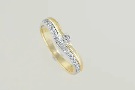 Ring med 20 diamanter 0,20ct stl: 19 bredd 4 mm, 18K   Vikt: 3,3 g
