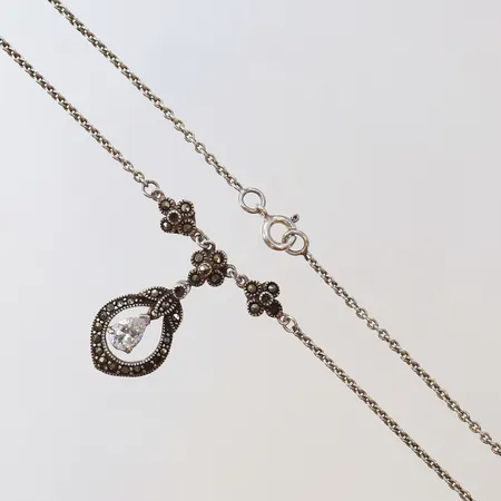 Collier med vit sten samt markasiter längd 41,5cm bredd 1-30mm silver 925/1000 Vikt: 6,4 g